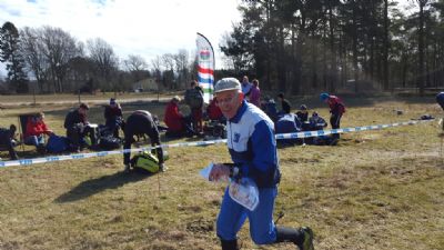 Sven springer i mål på Vårracet 2016.