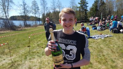 Simon med ett fint pris vid värtävlingen i Kexholm våren 2017.