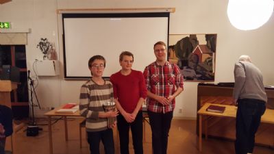Årsmötet är bara en av många aktiviteter i Torsås OK kommande helg. Här är det Anton, Simon och John som får pris för segern i 2017 års Föreningskavle.