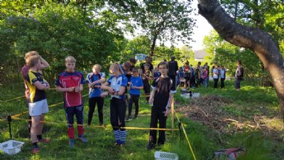 Första möjliga starttid, kl 18:15, startade 3 Torsås OK-löpare denna kväll. Lisa, Vincent och Anton var det som hade bråttom ut på banorna.