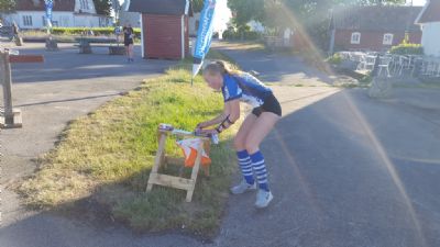 Lisa stämplar vid sista kontrollen efter ett bra lopp på första etappen i Kristianopel.