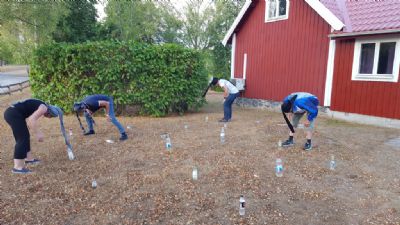 Laget bestående av Sofie, Håkan, Adrie och Stig försöker att få omkull flaskorna. Stilarna var lika olika som antalet deltagare.