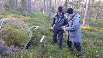 Tommy och Ulla vid kontrollen stenen i den mycket öppna terrängen i norra delen av Söderåkrakartan.