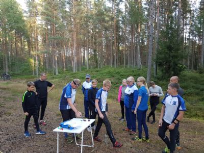 Samling inför Dart-OL i Törnelycke på Söderåkrakartan hösten 2019.