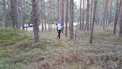 Ett litet gäng drog iväg till Öland under sportlovet 2020. Här är det Simon Fogelström som springer från Homrevet i kortärmat. Datumet är 22 februari.