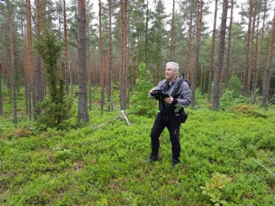 Kjell Svensson, Muglo-kartor, har nu startat upp rekognoseringen av den nya Gullabokartan. Här ses han i ett av områdena med tallskog.