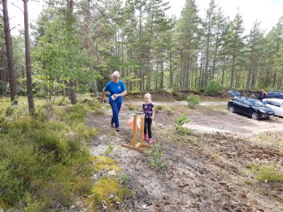 Isabelle och Ulla går i mål på första etappen som gick i gropterräng i Igersdela.