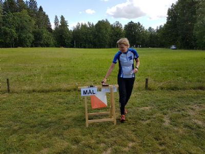 Maria har precis gått i mål på etapp 2 i Svartbäcksmåla, Nybro.