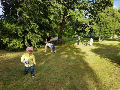 De allra yngsta Torsås OK:arna sprang en mycket uppskattad knatteknatbana i trädgården. Här är det Agnes, Ville och Milton som är i farten.