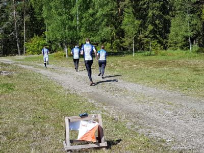 	Starten har gått på Föreningskavlen 2021 i Degerhyltan. Simon F, Magnus N, Arne och Anna är på väg ut i den fina terrängen.