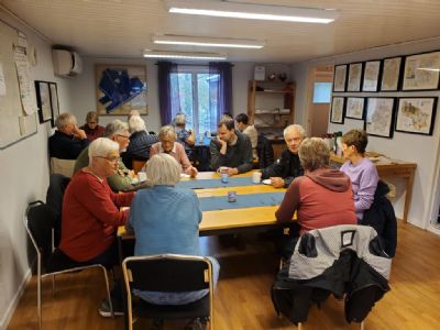 Efter bingopromenaderna bjuds det på fika i Torsås OK:s klubbstuga.