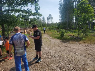 	Håkan på väg ut medan tävlingsledare Göran antecknar under Föreningskavlen 2024. Detta är gick klassikern i Gullaboterrängen.