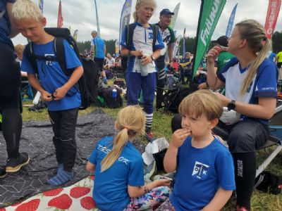 De yngsta i O-ringentruppen efter att ha kämpat i Jönköpingsterrängen. 