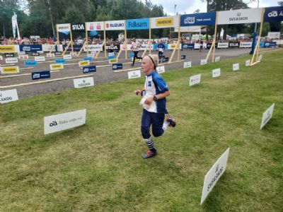 Sofie springer i mål på fjärde etappen i Månsarp. Denna gång tävlade hon i D 11.