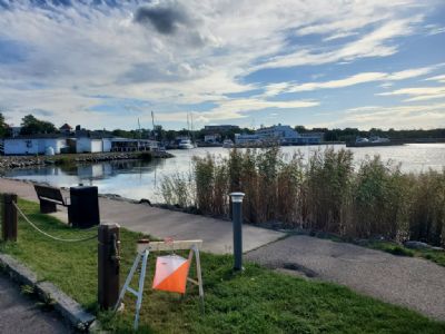 Borgholm i ett nötskal under sprinten. På bilden syns hamnen, Hotell Strand och slottsruinen.