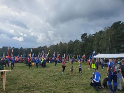 Tunga moln över medeldistansen. Vi hade en otrolig tur med vädret då regnet föll väldigt nära tävlingsområdet men vi slapp nederbörd under i stort sett alla tre tävlingarna.