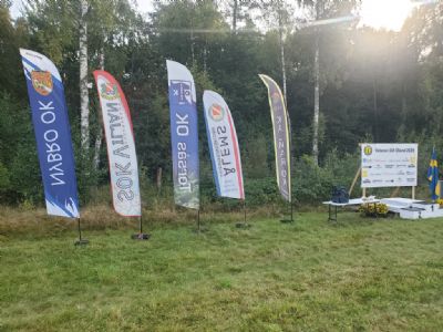 Arrangörsklubbarnas klubbsymboler och prispallen som användes flitigt under helgen.