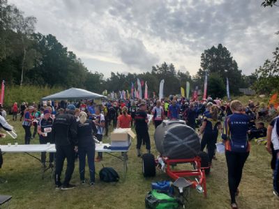 Arenan vid Fagerrör var inte särskilt stor men orienterarna trängde ihop sig längs målfållan.