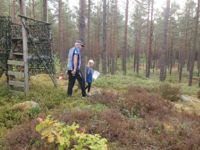 Luna Westin har stämplat vid kontrollen tornet. Nu ger hon och skuggan Tommy sig iväg mot nästa kontroll på den lätta banan. 