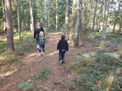 Joar möter nya Astrid med mamma Annie på väg till kontrollen stigslutet. 