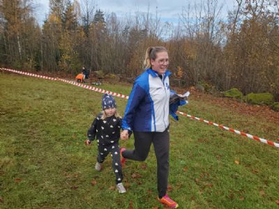 Luna med skuggan Ida på väg in i mål.