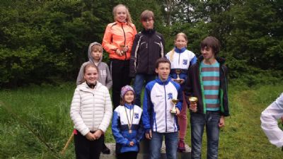 Torsås OK-gänget under sista etappen av Ungdomens 5-Dagars 3 juni 2015. Tävlingen hölls hos Sterner Gunnarsson i Tuthult med Torsås OK som arrangörer. På bilden ses i bakre raden fr.v. Arthur Lindström, Nathalie Westlund, Anton Lindström och Lisa Olsson. Främre raden: Amanda Carlsson, Elin Karlsson, Gustav Olsson och Axel Lindström.