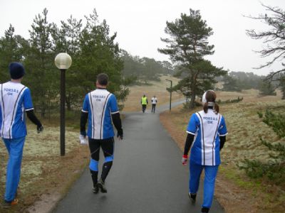 På väg till start på ett av de första Furubodalägrena. I de gamla dräkterna från Kämpela går Daniel Emilsson, Jonas och Elise Hjelm.