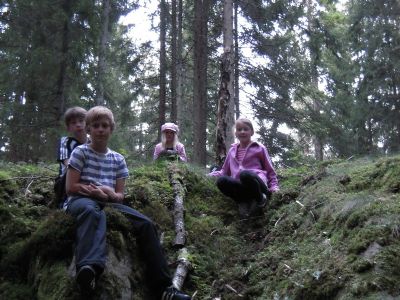 Ungdomarna i storskogen i Degerhyltan i samband med kepsorienteringen i höstas.