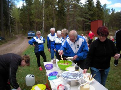 Några gånger har vi samlat stora delar av klubben till en kick-off. Här en bild från Övraby där massor av Torsås OK:are samlades vid skjutbanan.