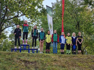 Sofie vid prisutdelningen där de 10 första i varje klass fick pokal. 