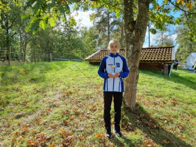 Sofie med en mycket v&auml;lf&ouml;rtj&auml;nt pokal efter flitigt t&auml;vlande runt om i Sm&aring;land.