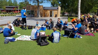 Böda Sandlägret 2017 innebar varmt och soligt väder. Här laddar delar av Torsås OK-gänget med mat inför nästa pass i Ölandsskogarna.