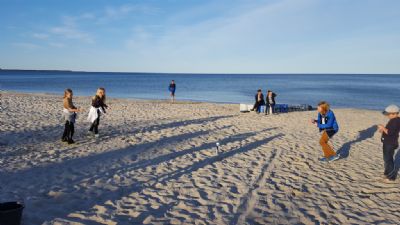 U 5-lägret på Böda Sand 2017. Här är det Anvar, Matilda och Simon W som är i samma team och samarbetar på stranden.