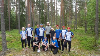 2019 gick Sommarlägrets lagtävling i den fina vildmarken i Andekulla. Här är ett nöjt Torsås OK-gäng på plats i terrängen.