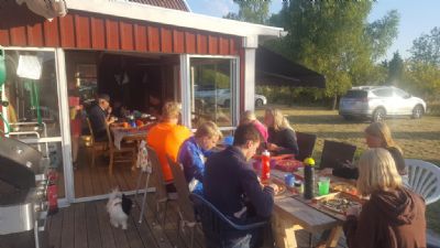 &Ouml;landsl&auml;grets bas &auml;r i underbara Sj&ouml;storp d&auml;r Lena tar emot oss. 