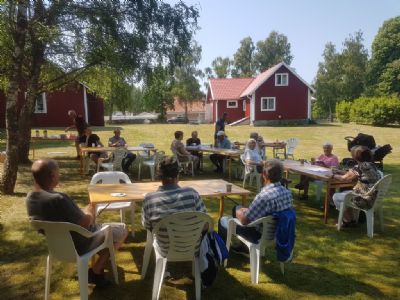 Ett av de mer udda årsmötena i Torsås OK:s historia hölls i klubbstugans trädgård 2021. Under pandemiåren fick man dock vara beredd på det mesta inom orienteringen.