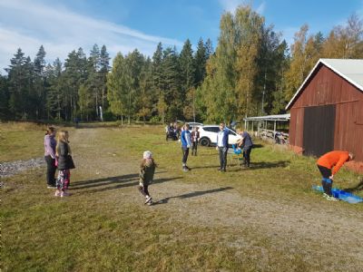 Det var ett stort antal som hade hittat till Degerhyltan denna fina septemberdag. Många yngre var på plats vilket var mycket skoj. Alla sprang inte utan det fanns även publik.