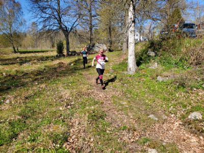 Anna Svensson, tidigare Torsås OK, spurtar mot mål under vår tävling i Degerhyltan 7 maj 2023.