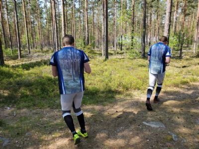 Simon och Simon ger sig ut på en kamp under Föreningskavlen 2023 i Söderåkraterrängen.