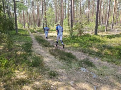 Simon och Simon på väg ut på förstasträckan på Föreningskavlen 2023 vid Skarptorpet.