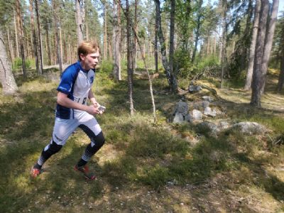 Simon Waxegård på väg i mål under Föreningskavlen 2023 vid Skarptorpet.