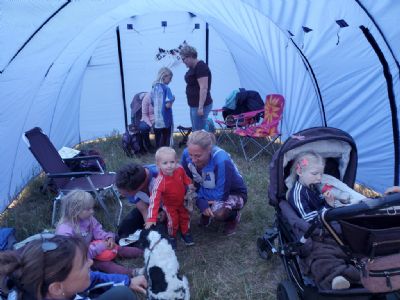 Massor av barn i Torsås OK-tältet under Tjoget 2023.