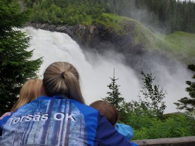 En del av O-ringen är vilodagen med utrymme för utflykter. Här besöks Sveriges största vattenfall Tännforsen i samband med O-ringen i Åre.