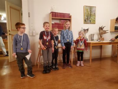 Här är det de yngsta i klubben som fått medalj för sina insatser i Miniknat och Inskolning under året. Fr.v. Wilhelm, Milton, Viktor, Sofie och Luna.
