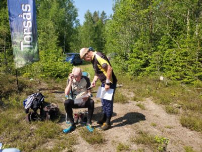 	Adrie i samspråk med Bosse från Kalmar OK under en vårträning i Gullabo 2024.