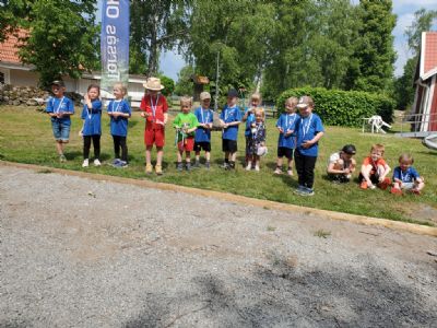 Stolta barn vid avslutningen av Söndagsskoj i juni 2024. Ida och John har fungerat som ledare för den populära aktiviteten.