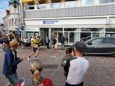 Totalsegraren Emil Svensk stöttas av publikhavet under Elitsprinten i centrum.