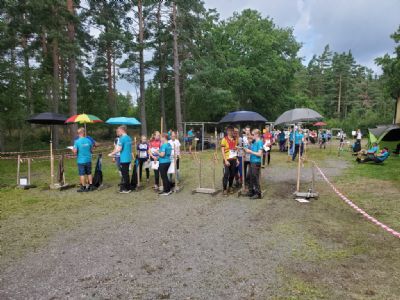 Även sista etappens jaktstart löstes på ett bra sätt. Här är det Hans, Simon, Anna och Emma som skickar ut löparna på rätt tid.