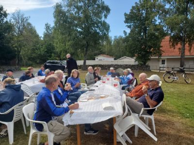 I goda vänners lag. En bild från vår trevliga sommarkväll vid klubbstugan i augusti 2024.