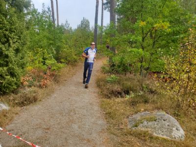 Evert Karlsson på väg i mål på Växjö OK:s tävling i Öjaby.